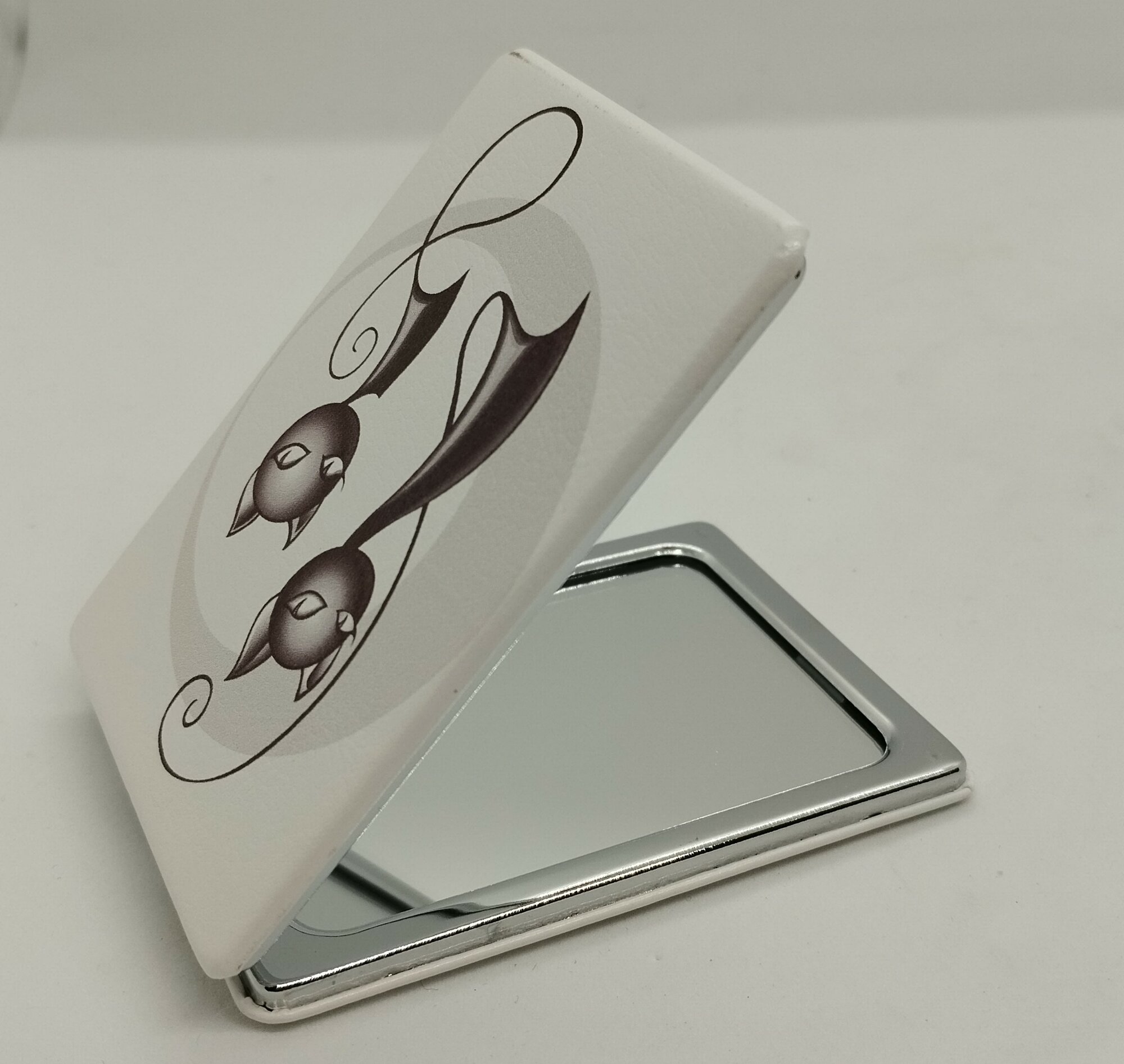 Зеркало кожаное, прямоугольное "Две изящные кошки" — фото 1