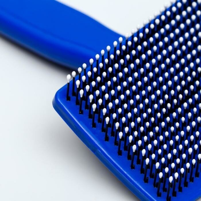 Пуходерка пластиковая мягкая с закругленными зубьями, средняя, 9 х 15,5 см, синяя - фотография № 3