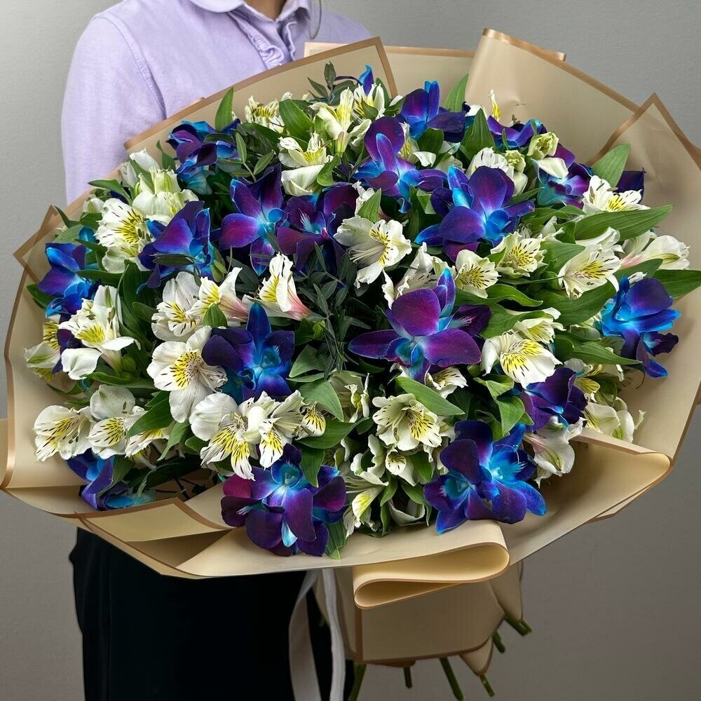 Букет из синих орхидей и белых альстромерий. Букет AR0410 ALMOND ROSES