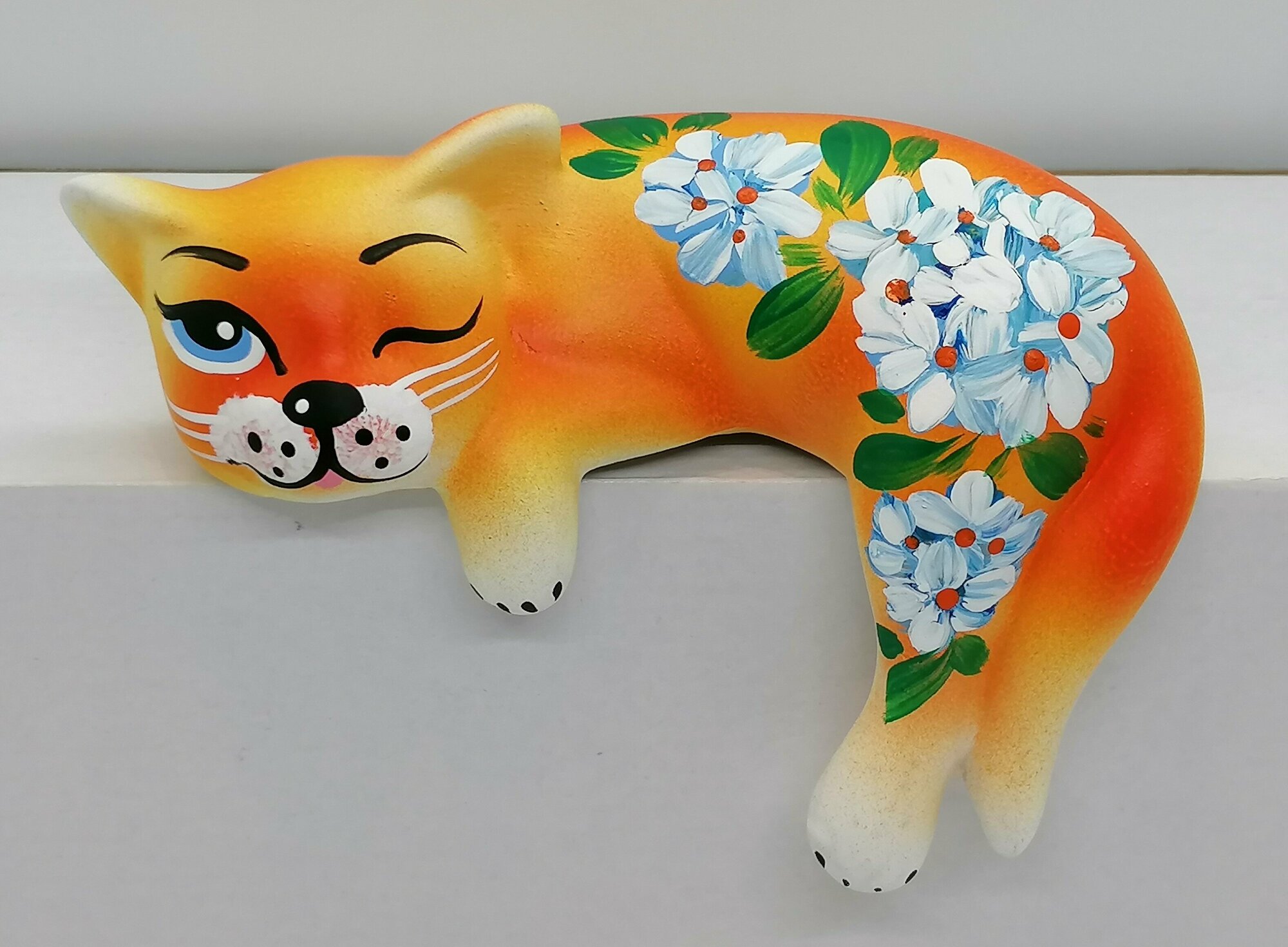 фото Кошка свисающая с полки "Рыжая с цветами", 17 см