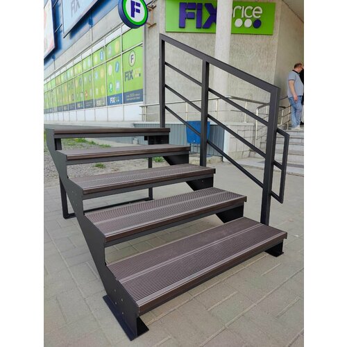 Лестница-крыльцо 5 ступеней, с ступенями ДПК, ограждение справа.