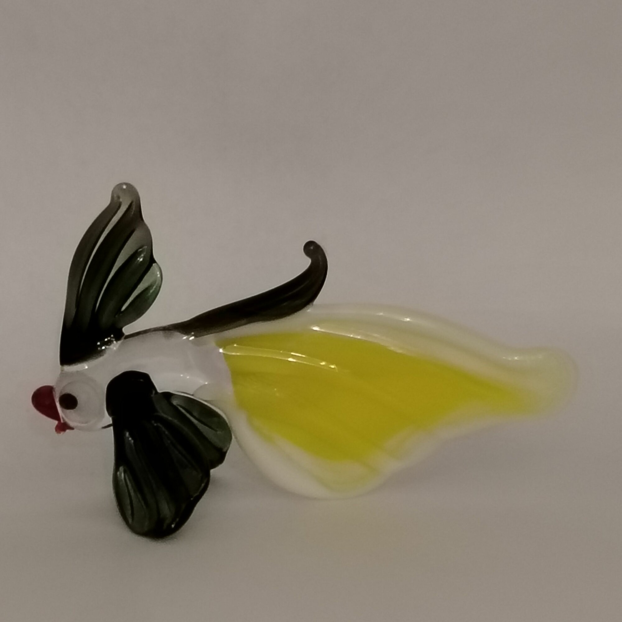 фото Фигурка стеклянная "рыбка" с жёлтым хвостом. К21