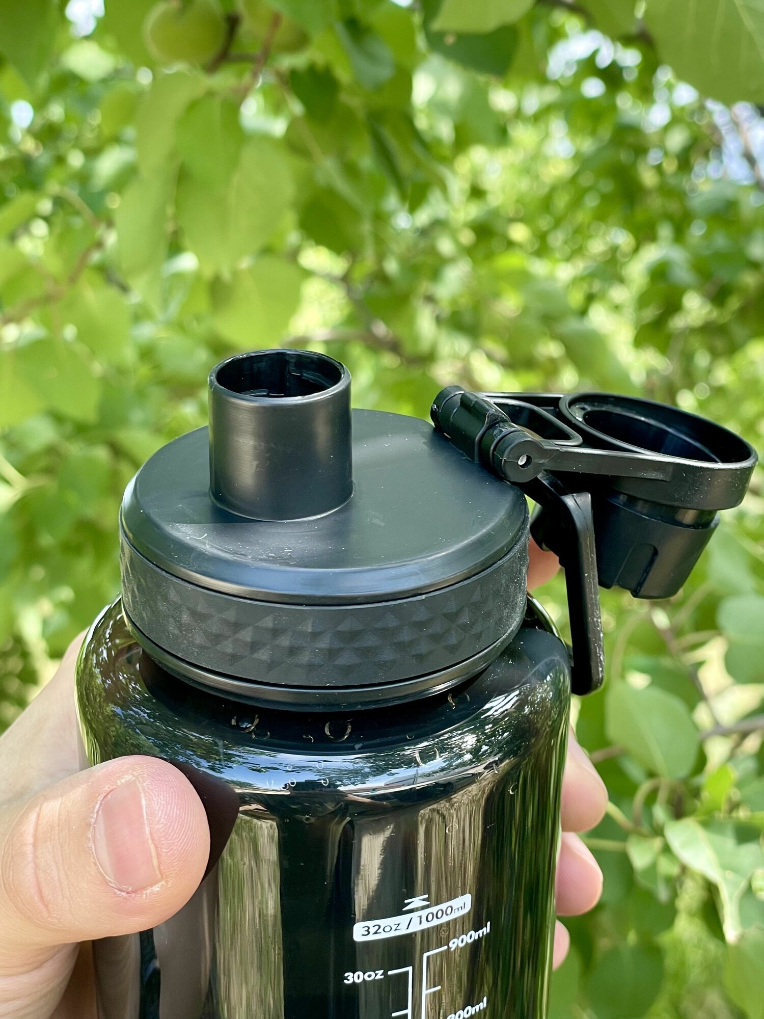 Бутылка для воды "Portable Cup" IBRICO, с крючком, черная, пластик BPA Free, 1000 мл — фото 1