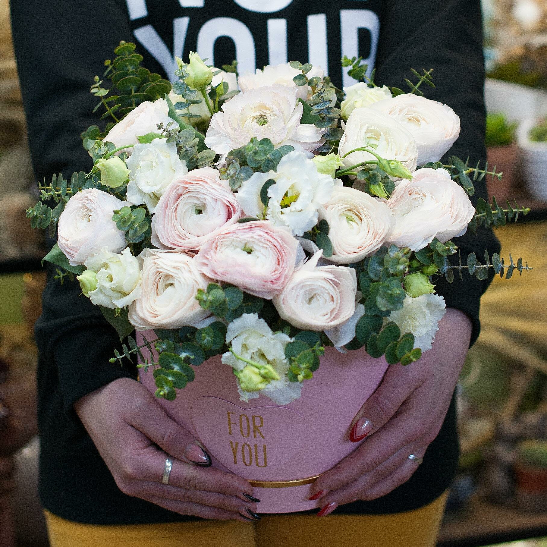 Коробка с ранункулусами Charlotte "Латте" в коробке с зеленью