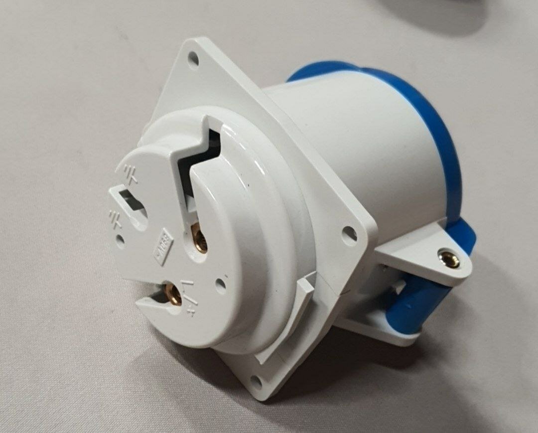 фото Брызгозащищенная розетка для скрытой проводки, прямой фланец IP44 AUE 232-6 32А синяя ABB