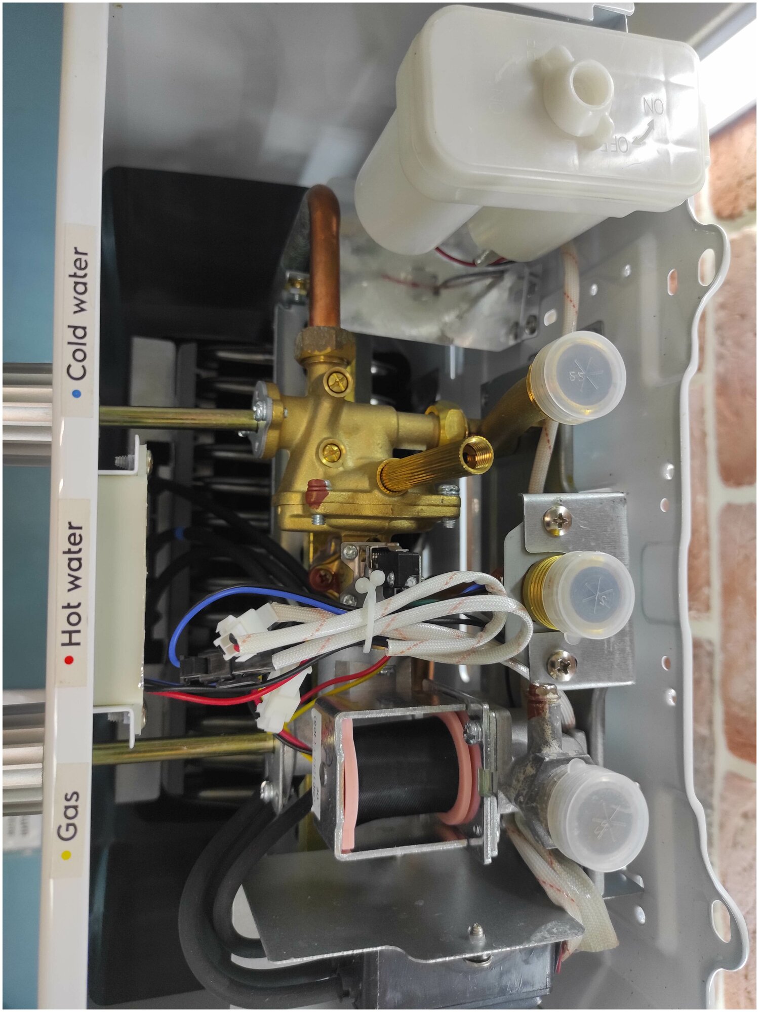 Проточный газовый водонагреватель Zanussi GWH 12 Fonte, белый - фотография № 17