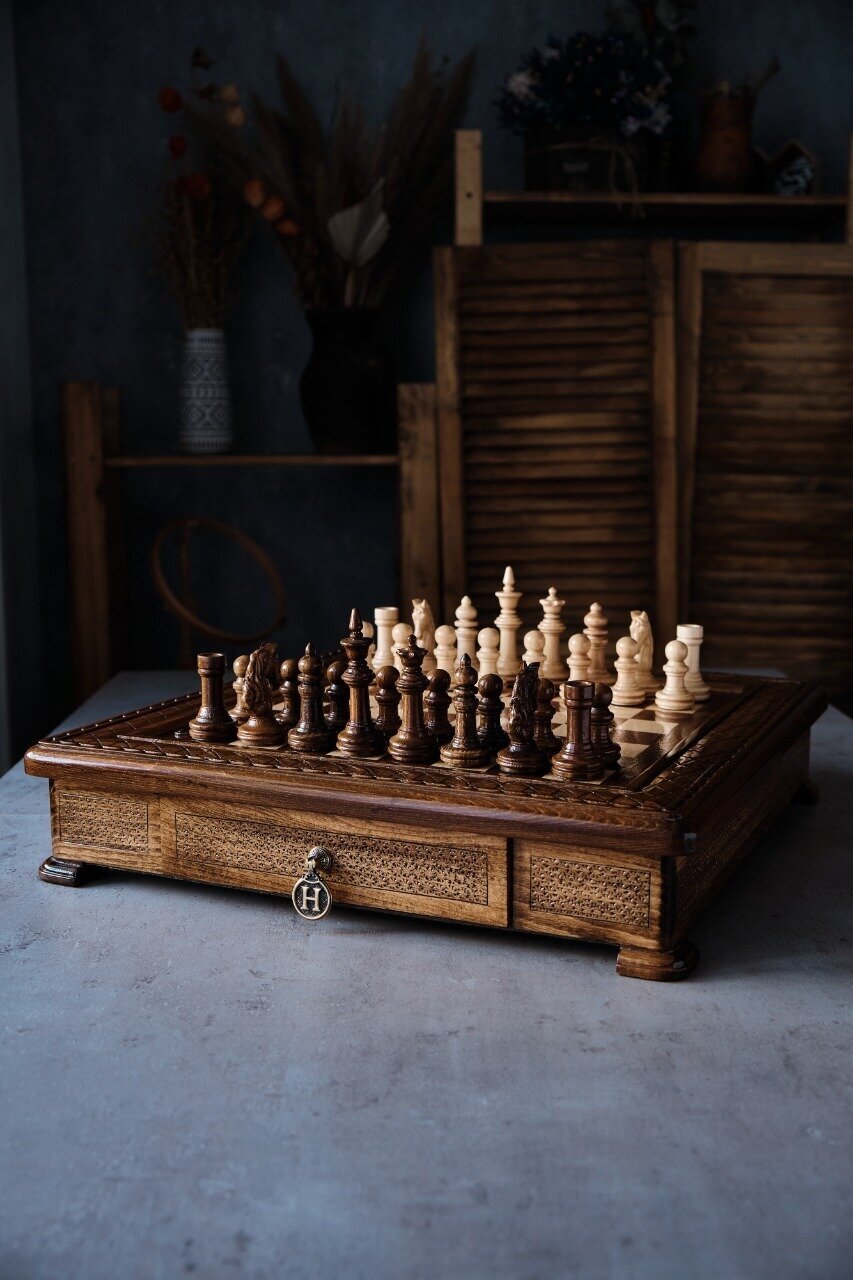 Шахматы Handle Brand, деревянная доска, лакированные, с ящиком, 50x50х15 см