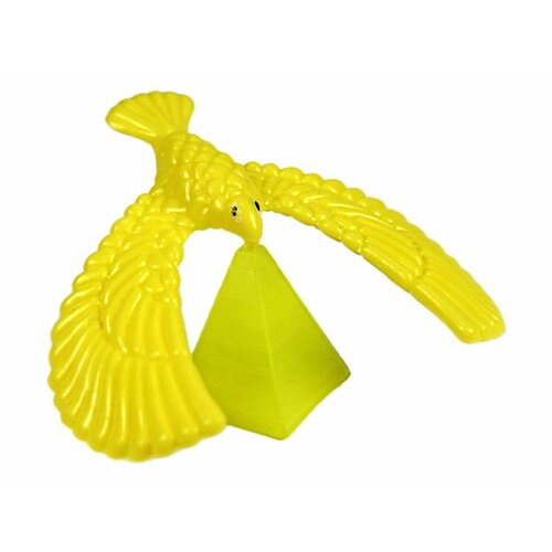 Орел парящий на пирамиде