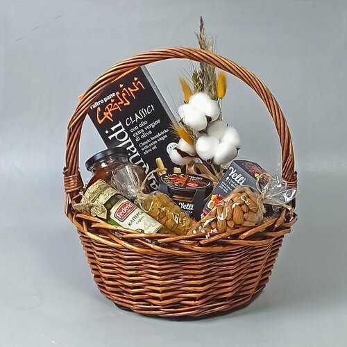Подарочная корзина с деликатесами: каперсы, томаты вяленые, орехи, закуски к вину и сыру