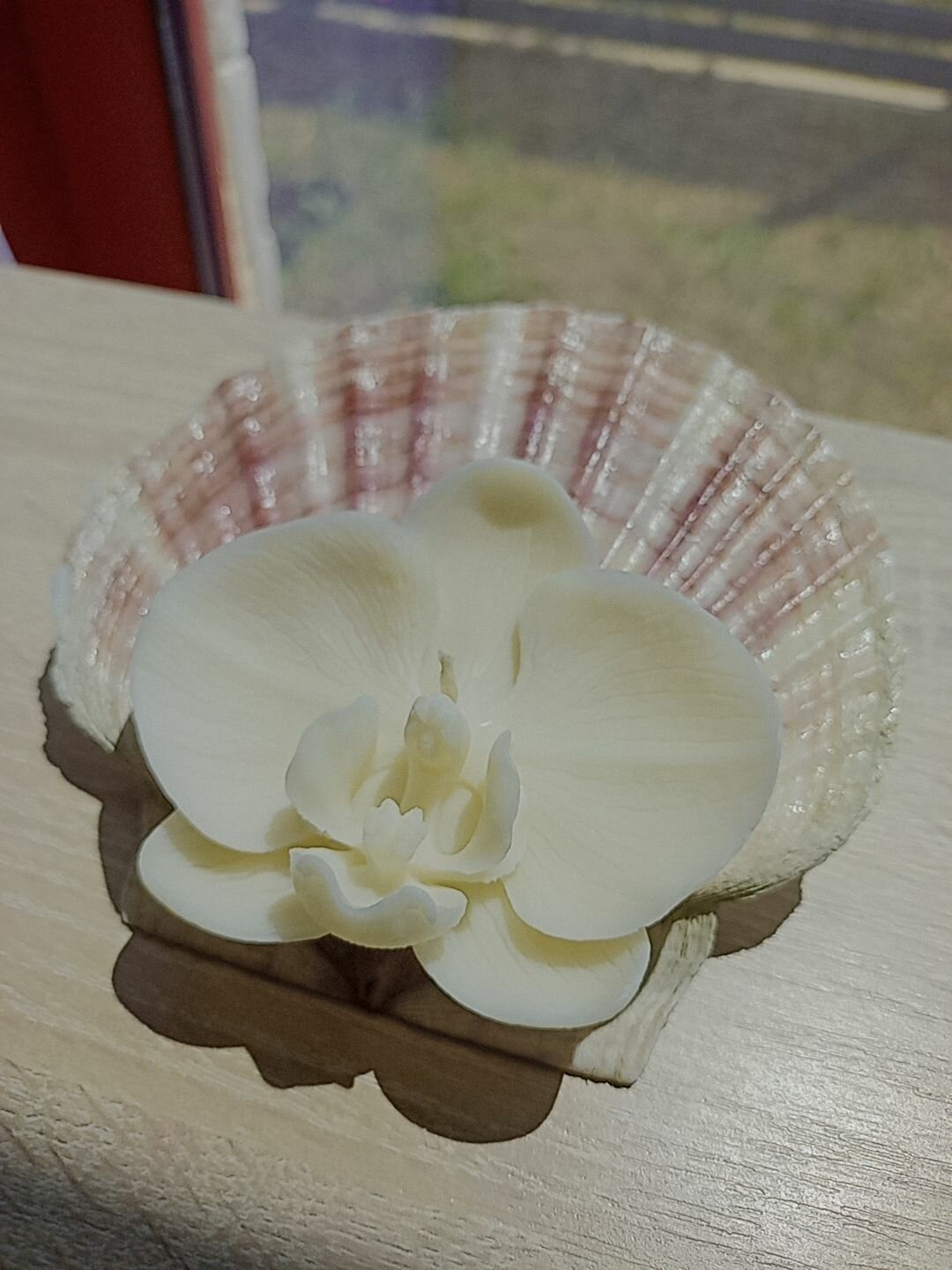 Свеча ручной работы "Орхидея в раковине" бел