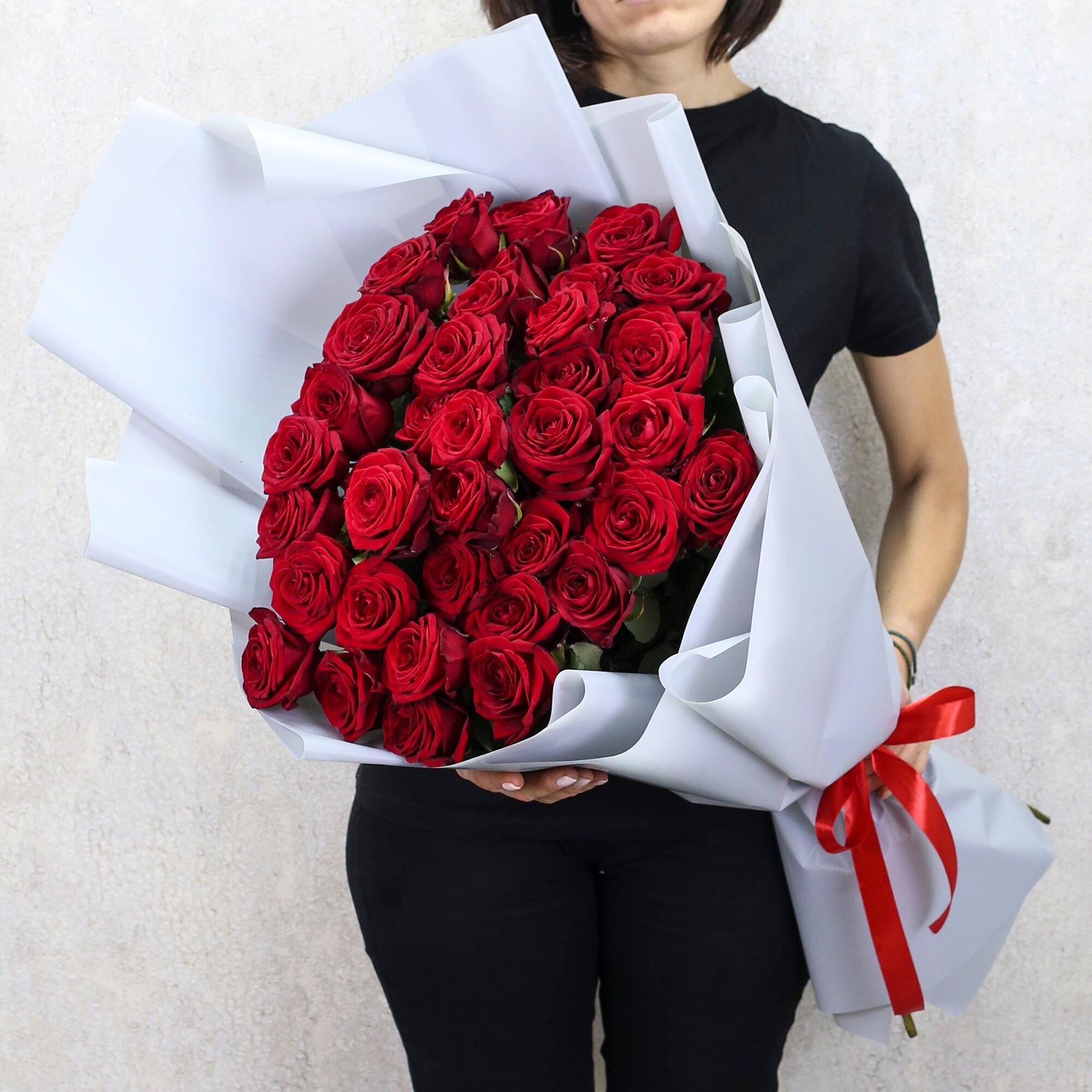 35 красных роз "Ред Наоми" 80 см в дизайнерской упаковке