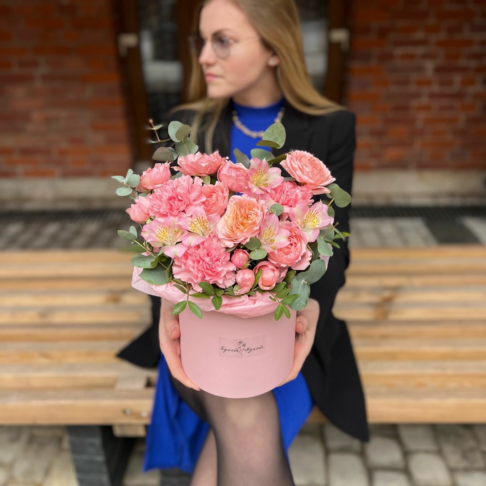 Цветы в коробке "Джульетта", «Букет-Мукет» ( Кустовая пионовидная роза, альстромерия , диантус )