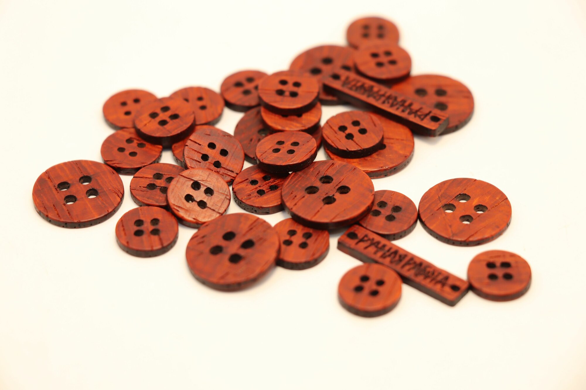 Пуговицы падук деревянные красные 10-15 мм 34шт