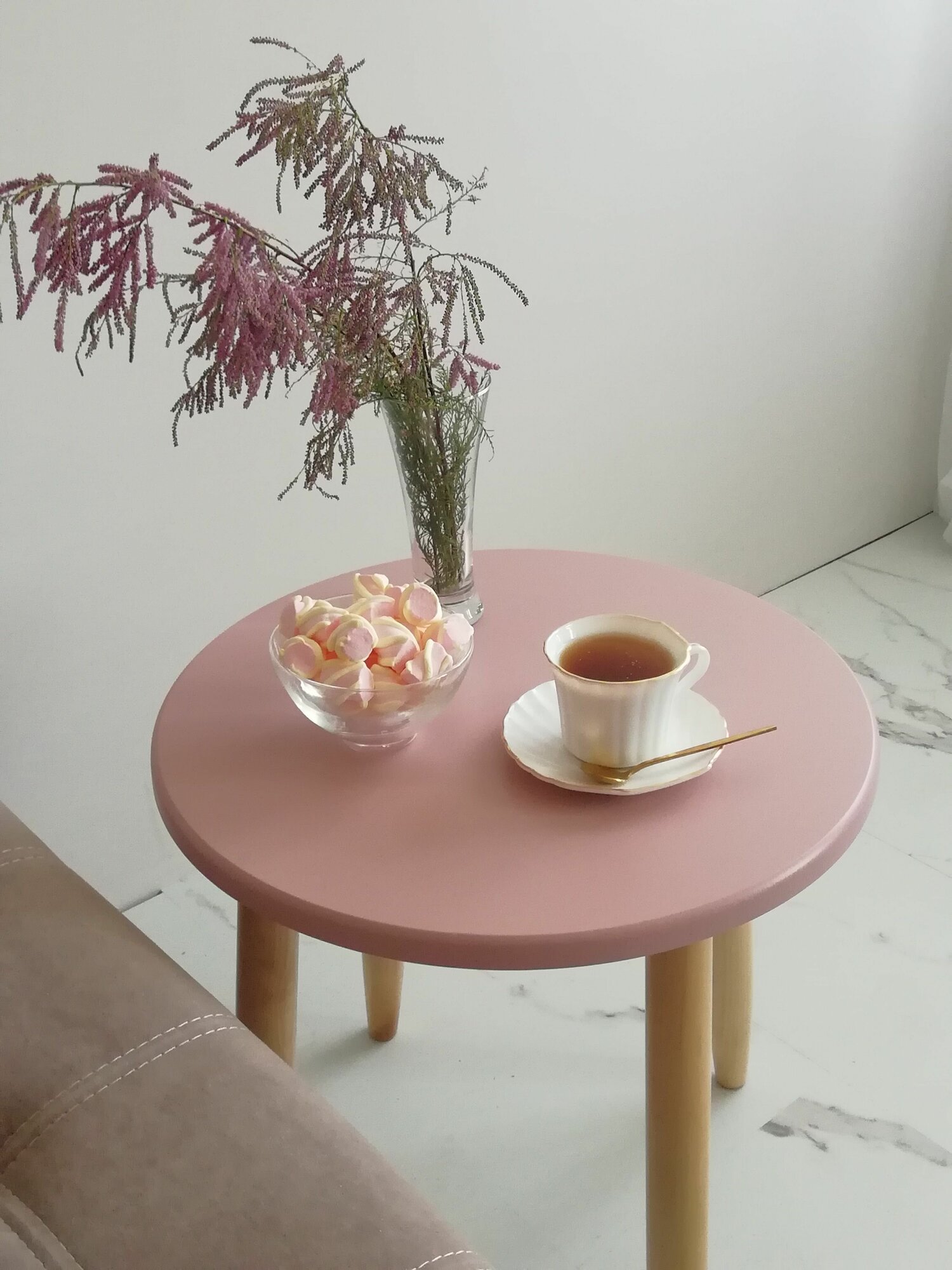 Столик, журнальный стол, кофейный столик, прикрватный, детский, круглый . Диаметр 47 см, высота 47 см. Цвет: пыльно-розовый, лаковые ножки из березы.