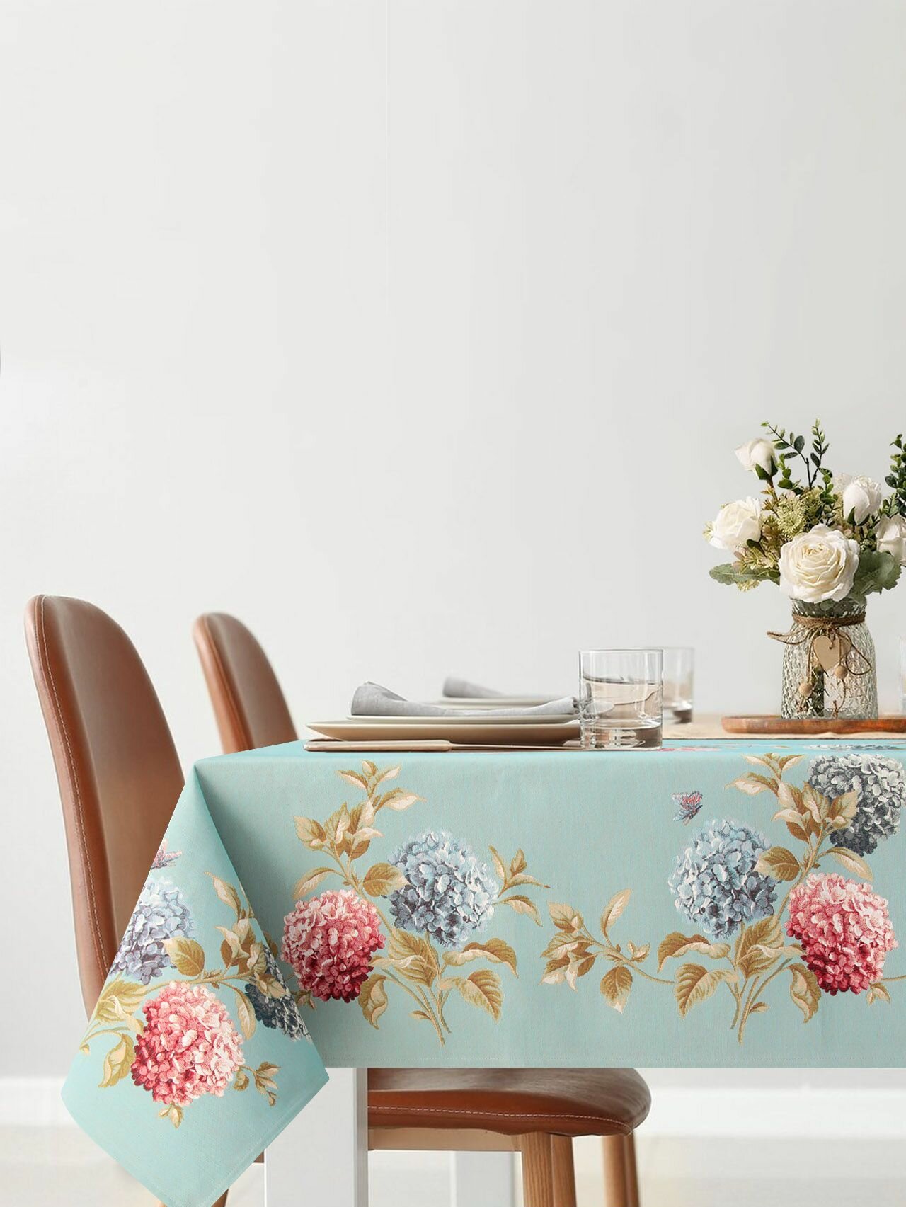 фото Скатерть Le Gobelin Гортензии и бабочки голубой фон 140х140 см