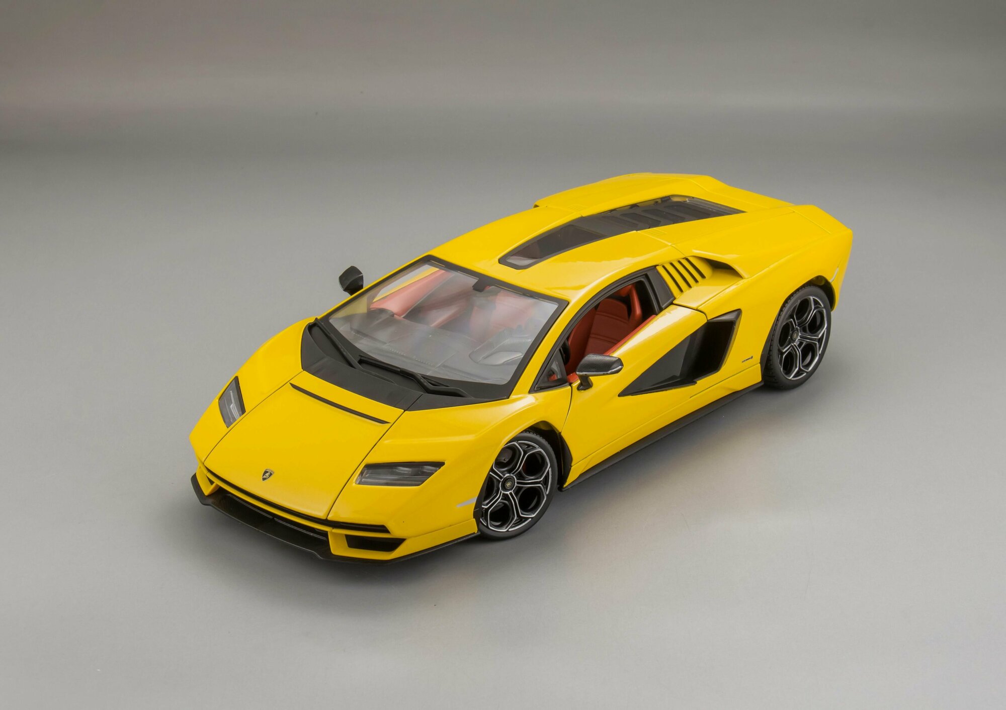 Коллекционная масштабная модель 1:18 Lamborghini Countach LPi 800-4 - 2021 от Maisto