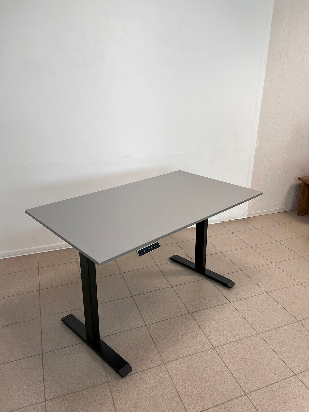 Компьютерный стол с регулируемой высотой UPSTOL двухмоторный: рама черная и столешница ЛДСП Титан 145х80
