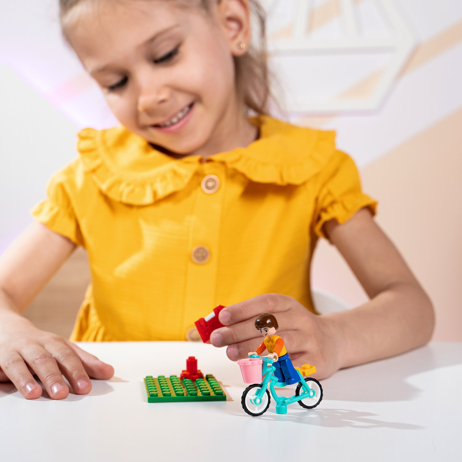 Детский конструктор Розовая мечта "Курьер на велосипеде", 29 деталей, для девочки