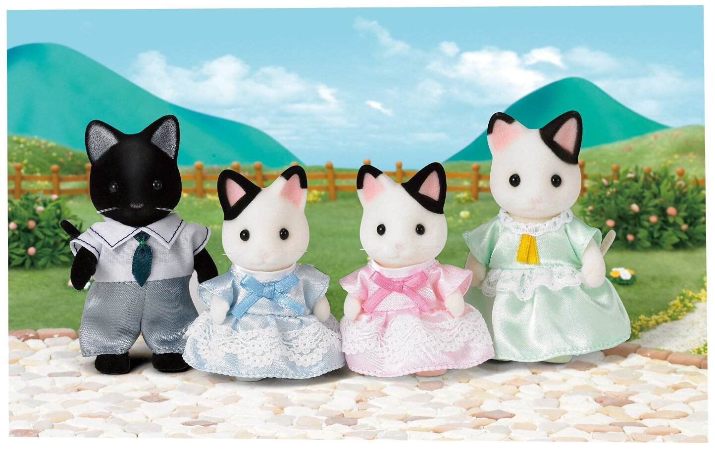 Набор Sylvanian Families "Семья Чёрно-белых котов"