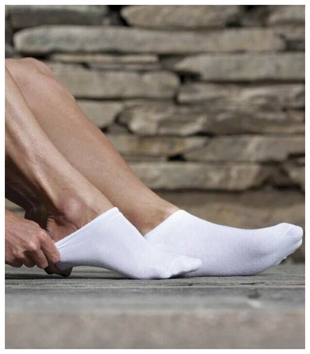 Мужские ноги в белых носках