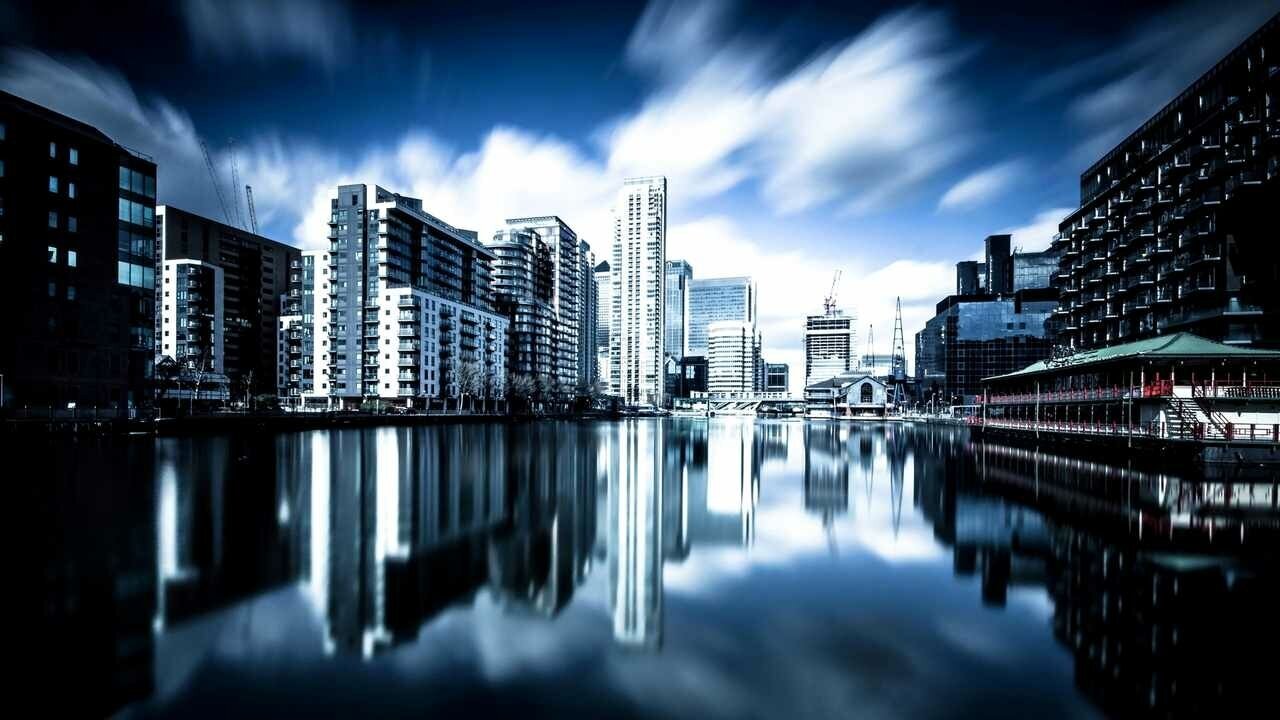Картина на холсте 60x110 Альянс Лес "England London Cubitt Town" на подрамнике / интерьер/ декор