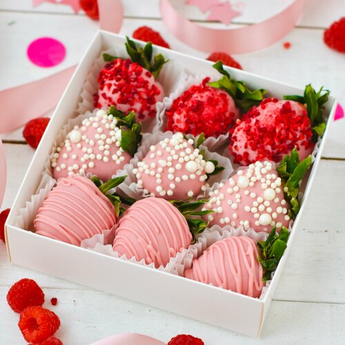 Клубника в клубничном шоколаде с сублимированной малиной , сладкий подарок