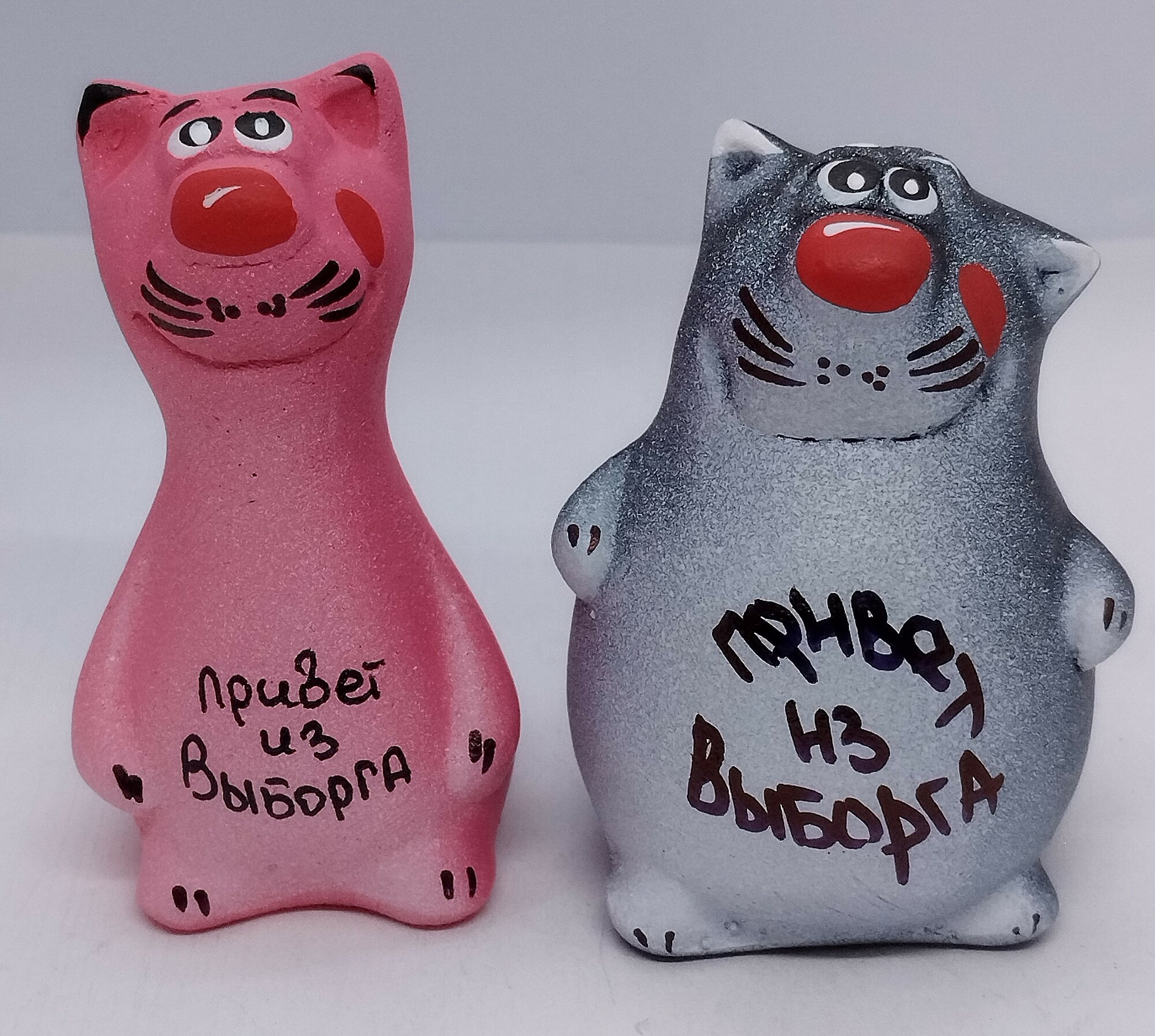Набор из двух глиняных котиков "Привет из Выборга", розовый+серый.