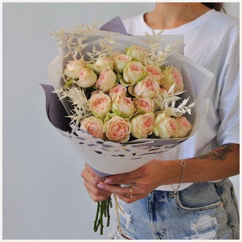 Изображение товара Букет живых цветов Кустовая пионовидная роза в букете, 7 веточек