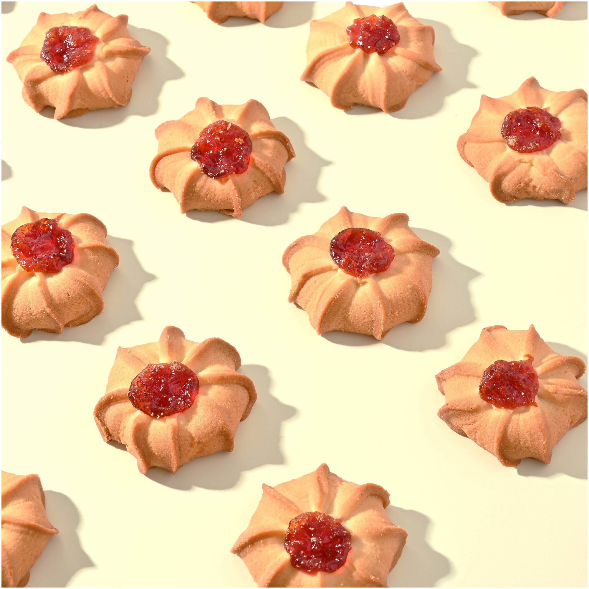 Печенье Кстати на Маркете сдобное курабье с вишневой начинкой 450 г