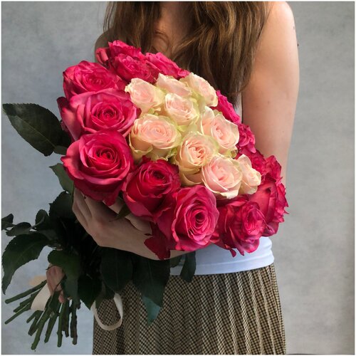 Букет из 17 ярко розовых роз сорта лола 60см (эквадор) и 10 нежно розовых фрутетто (эквадор), перевязанных атласной лентой.