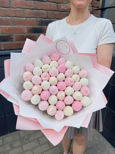 Изображение товара Букет с клубникой в белом и розовом шоколаде, кокос, белый воздушный рис, 700 г, Princess, белая и розовая упаковка