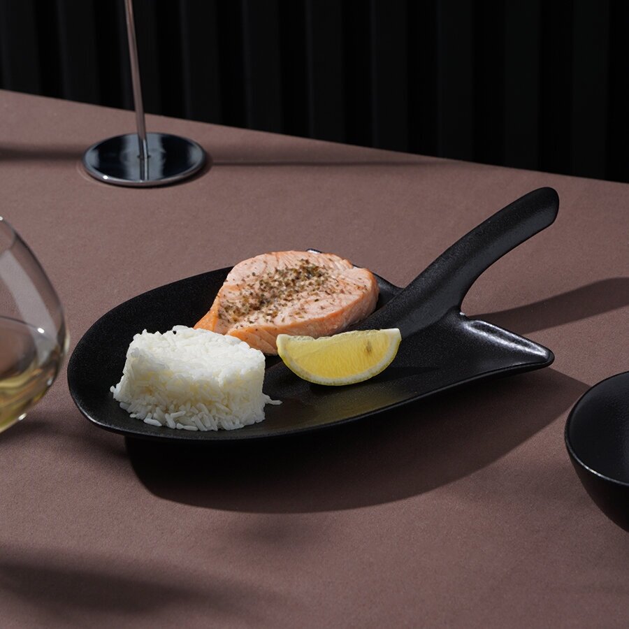 Блюдо фарфоровое для подачи Magistro Carbon «Лопатка», 35,5×20,2 см, цвет чёрный - фотография № 8