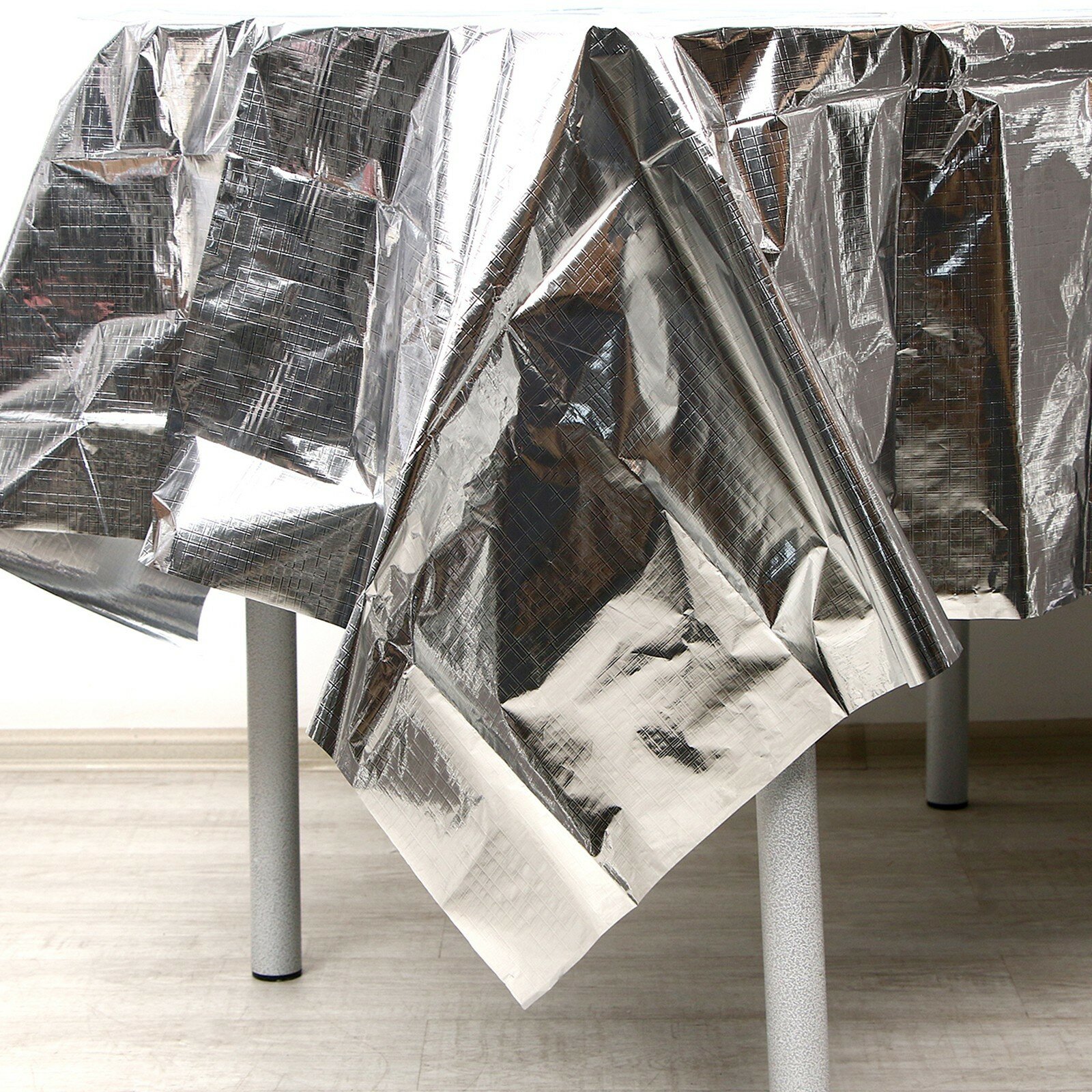 Скатерть фольгированная, 137 × 183 см, серебряная - фотография № 4