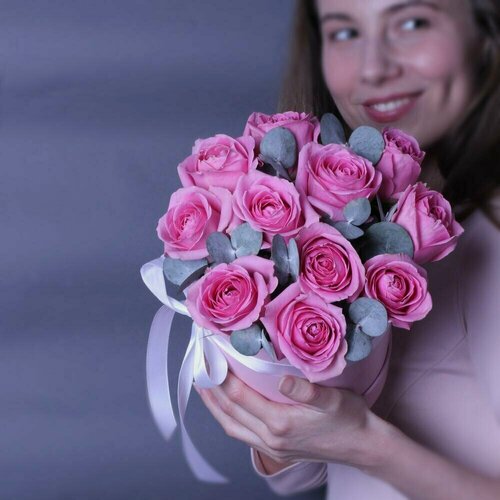 Изображение товара Композиция в шляпной коробке из 11 розовых роз "Хитрости Флори"