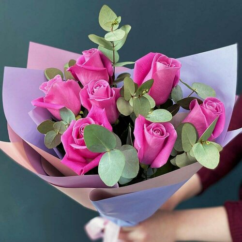 Изображение товара Нежный монобукет из 9-и розовых роз сорта Аква с эвкалиптом.