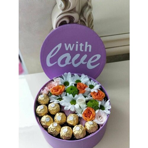 розы и раффаэлло цветы с конфетами букет в коробке Цветы с конфетами в коробке / Букет