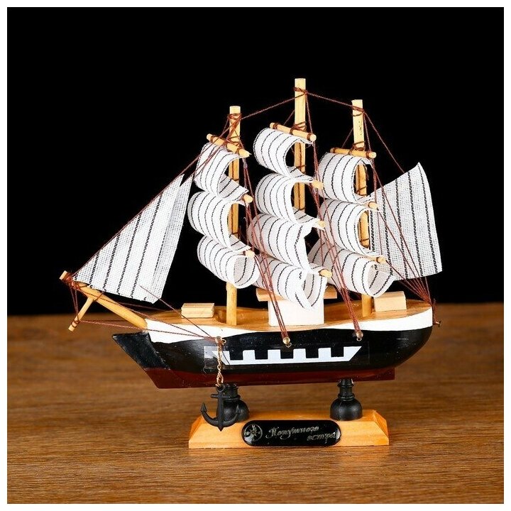 Корабль сувенирный малый Фараон, борты чёрные, каюты, 3 мачты, белые паруса в полоску