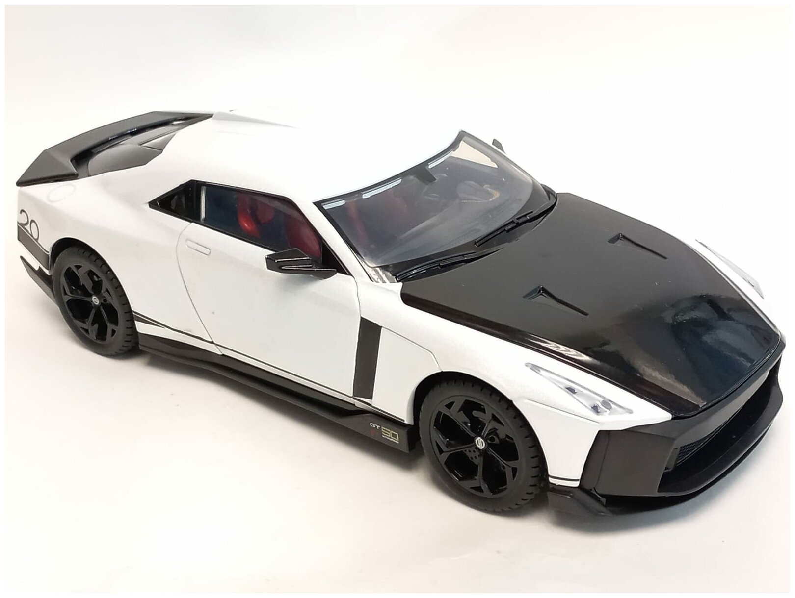 Машинка Nissan GT-R 1:18 металлическая с дымом, с клаксоном, свет, звук