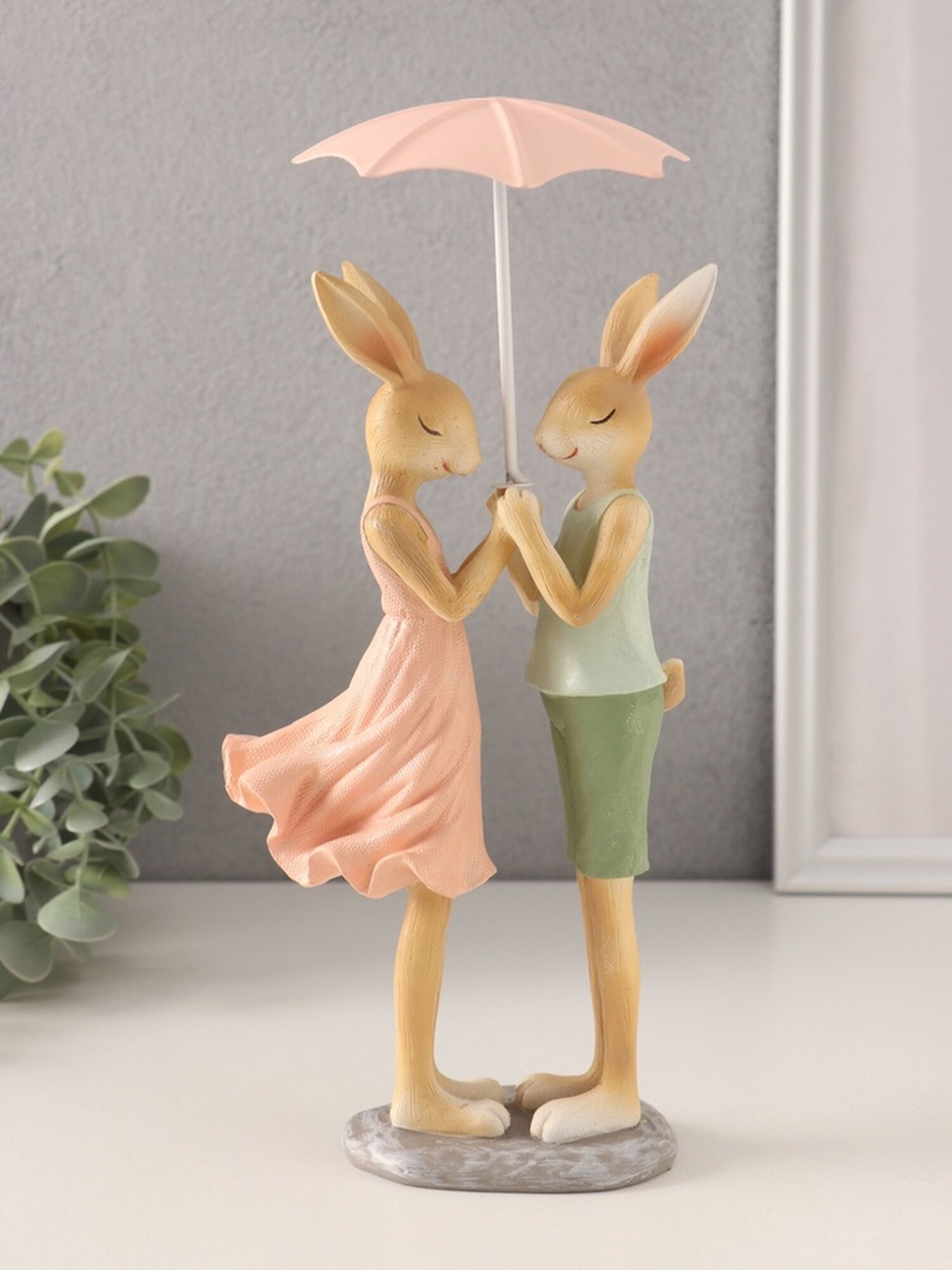 Фигурка полистоун «Романтика. Кролики под зонтом» 12×9.5×25.5 см