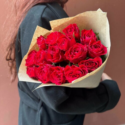 Изображение товара Букет из 15 красно-малиновых кенийских роз 40 см в крафтовой упаковке