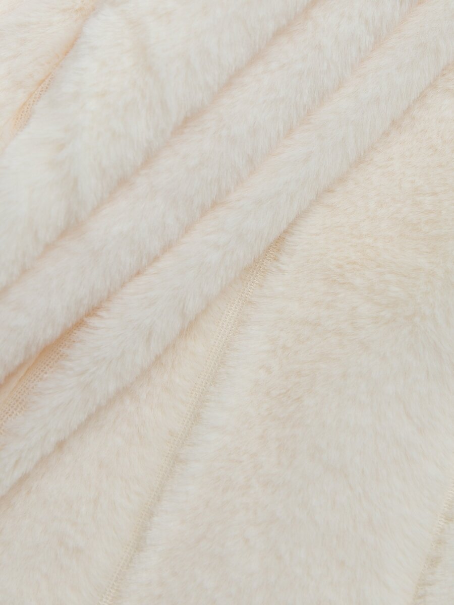 Плед Texrepublic Кролик 200х220 см, размер Евро, искусственный мех, покрывало на диван, теплый, мягкий, молочный в полоску - фотография № 2
