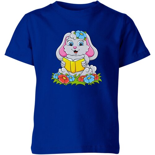 Детская футболка «Кролик читает книгу на полянке» (164, синий)
