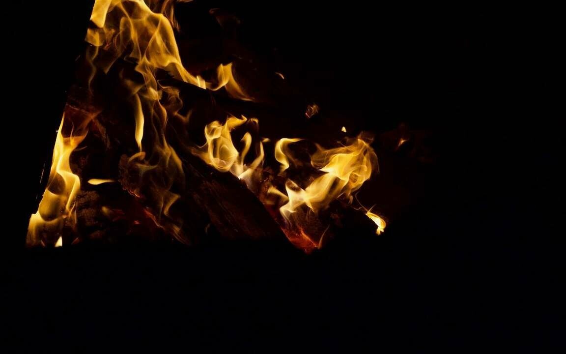 Картина на холсте 60x110 LinxOne "Костер, пламя, огонь, черный, ночь, темный" интерьерная для дома / на стену / на кухню / с подрамником