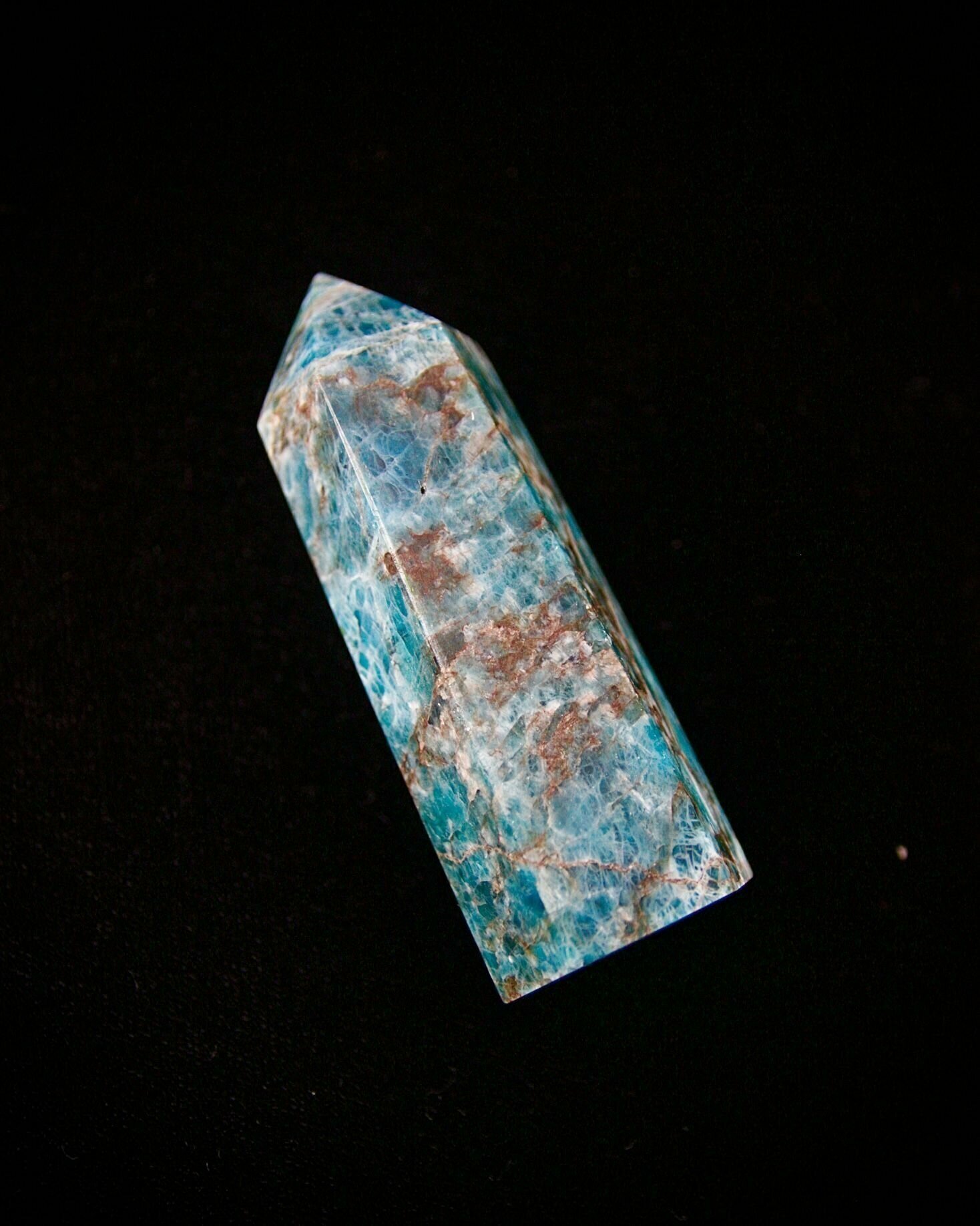 Оберег, амулет из натурального камня Обелиск Апатит, кристалл, наделяет сверхсилами, сверхвозможностями, 7-8 см, 1 шт