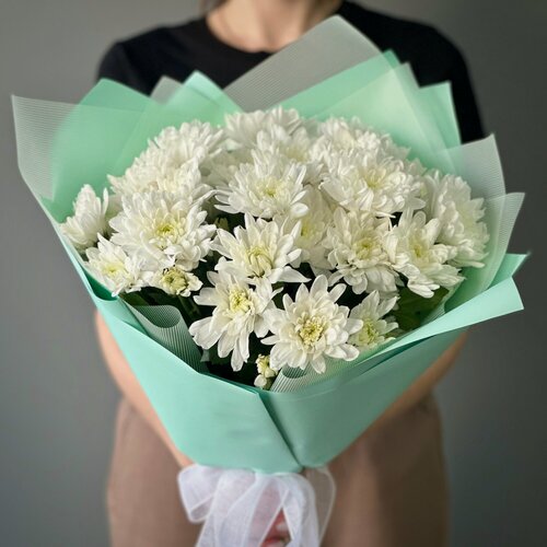 Изображение товара Букет из 7 белых кустовых хризантем в стильной упаковке. «365 Поводов» - живые цветы с доставкой