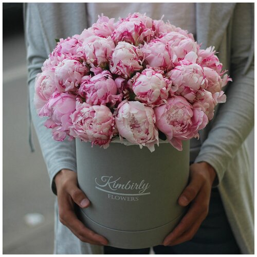 25 розовых пионов Сара Бернар в шляпной коробке. Букет 30 Kimbirly flowers