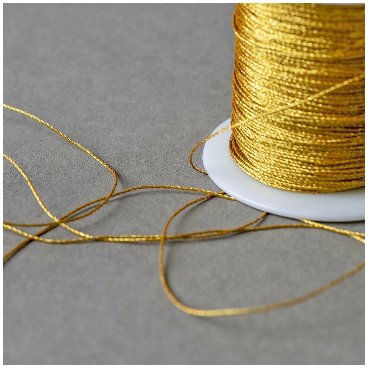 Шнур нейлоновый 0,8 мм 40 метров для шитья / рукоделия / браслетов, цвет золотой металлик