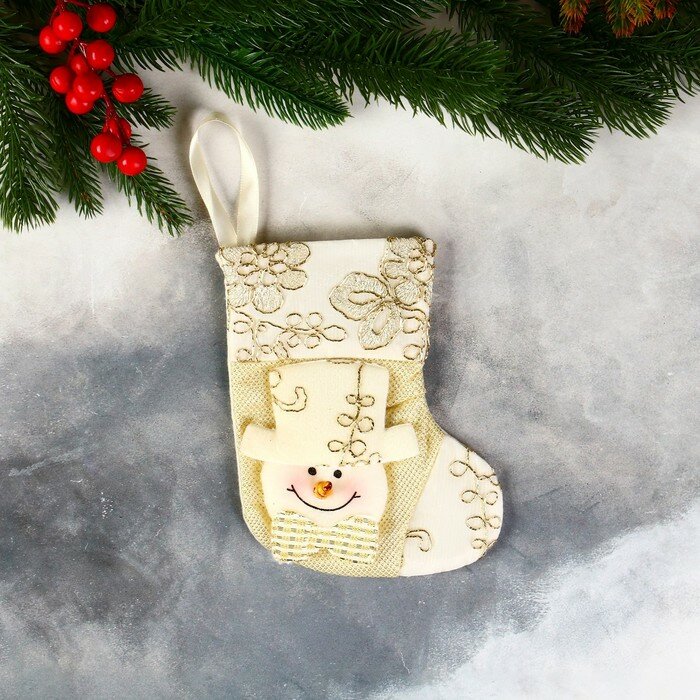 Носок для подарков Зимнее волшебство "Снеговик в бантике, цветочный орнамент", 11х16 см, золотистый