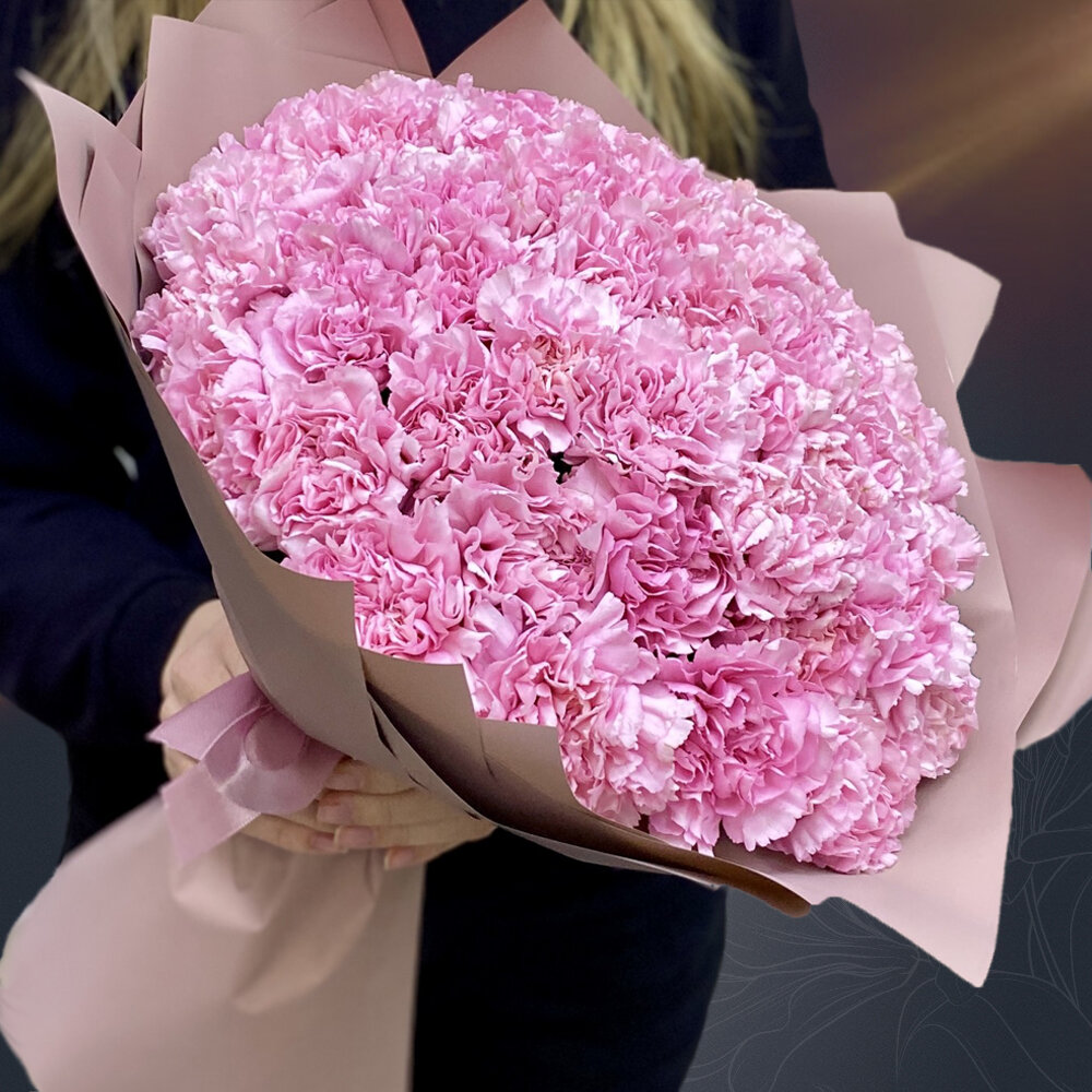 Классический букет из 51 розовой гвоздики в крафте от 2name Flowers