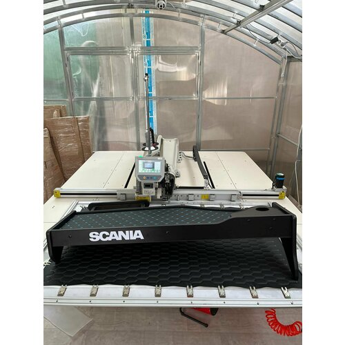 Стол-полка с подстаканником на торпеду для грузового автомобиля Scania 4 Черная экокожа Синий ромб 9576₽